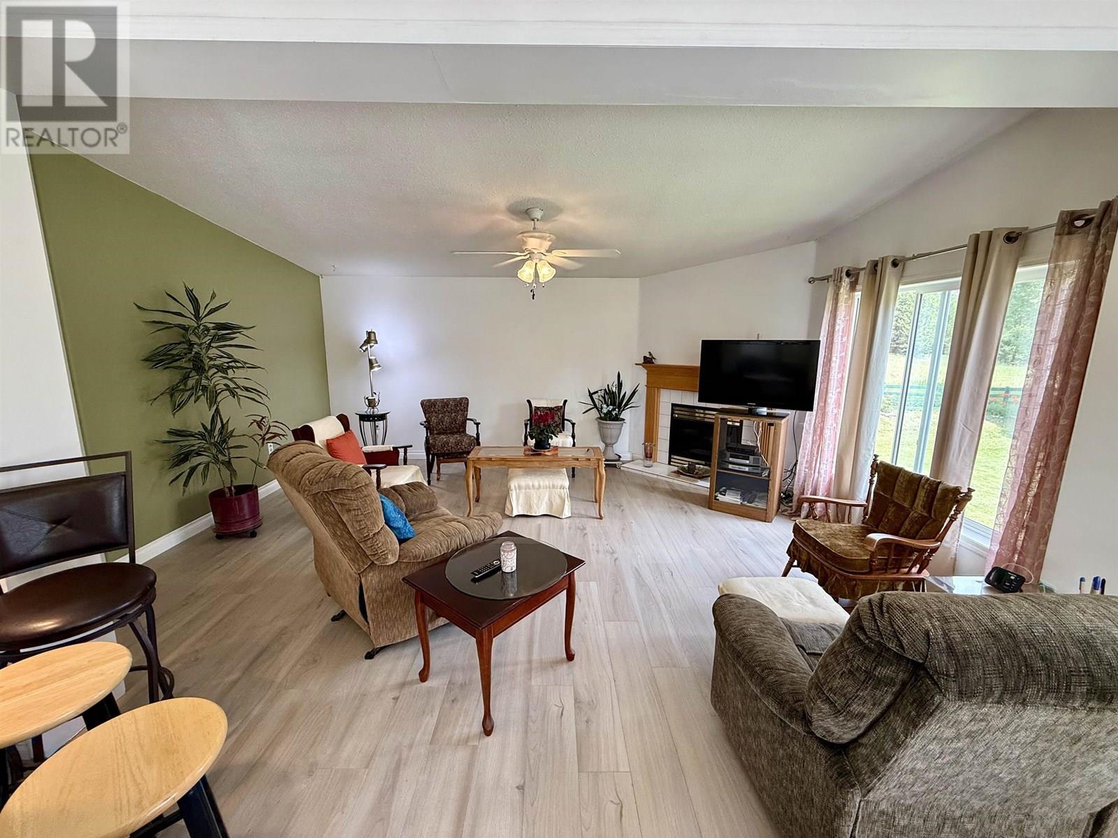 5307 Canim Hendrix Lake Road, 100 Mile House, BC - Indoor Photo Showing Living Room