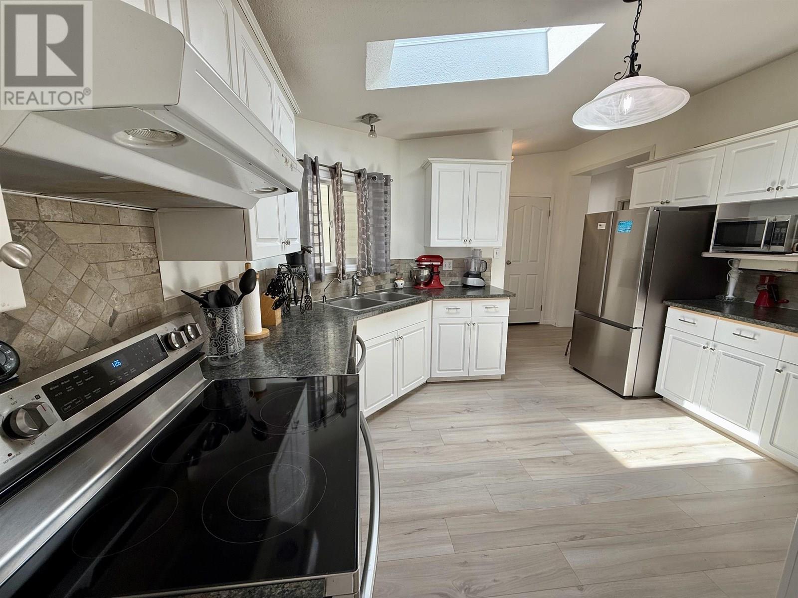 5307 Canim Hendrix Lake Road, 100 Mile House, BC - Indoor Photo Showing Kitchen With Double Sink