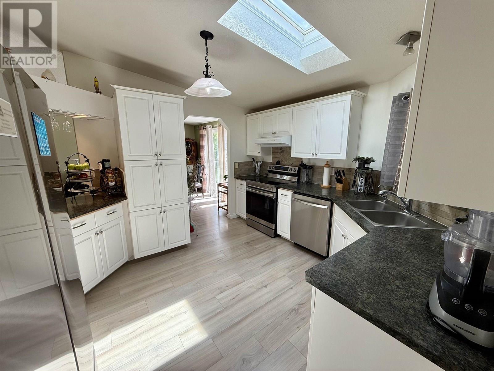 5307 Canim Hendrix Lake Road, 100 Mile House, BC - Indoor Photo Showing Kitchen With Double Sink