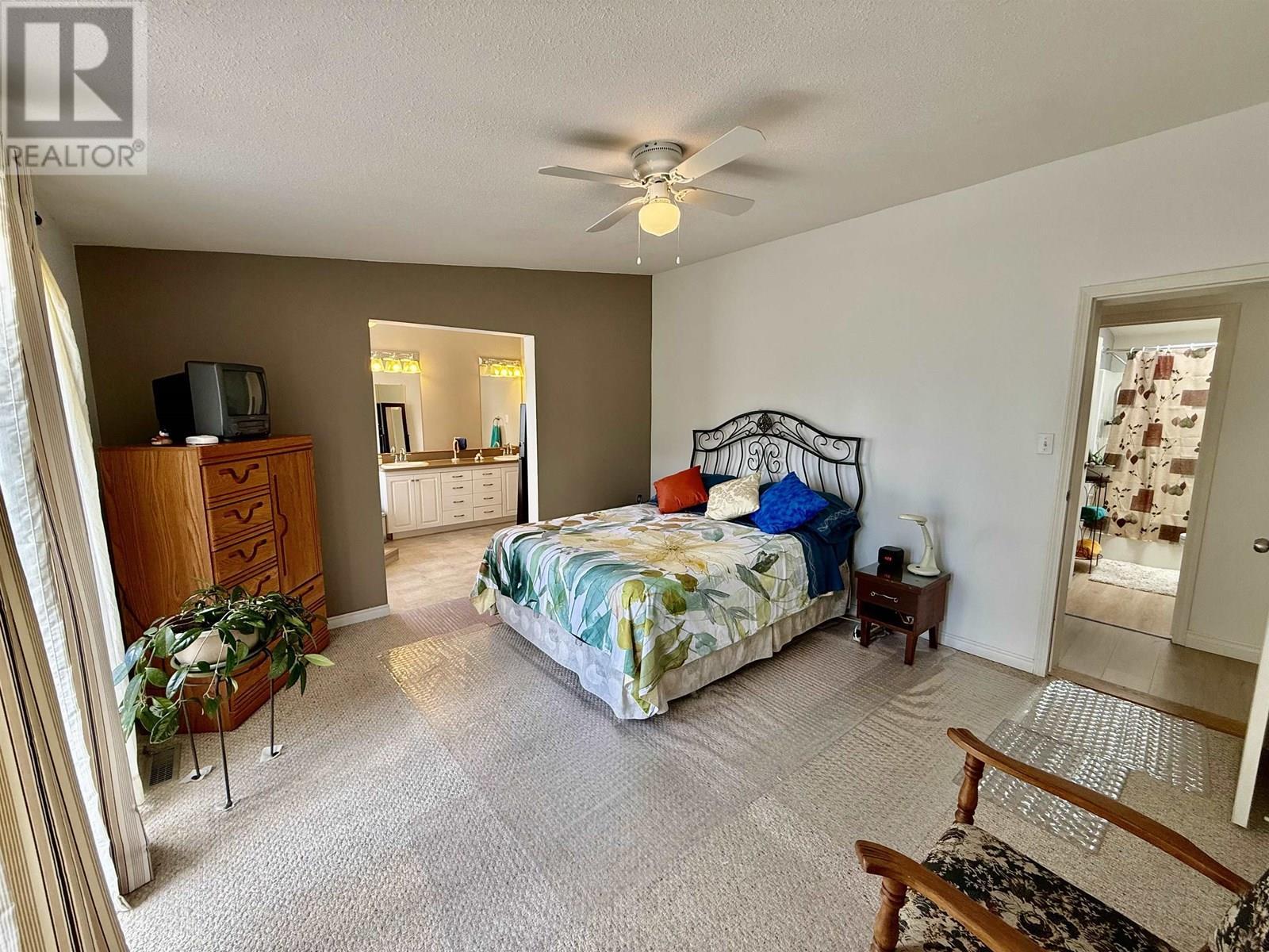 5307 Canim Hendrix Lake Road, 100 Mile House, BC - Indoor Photo Showing Bedroom