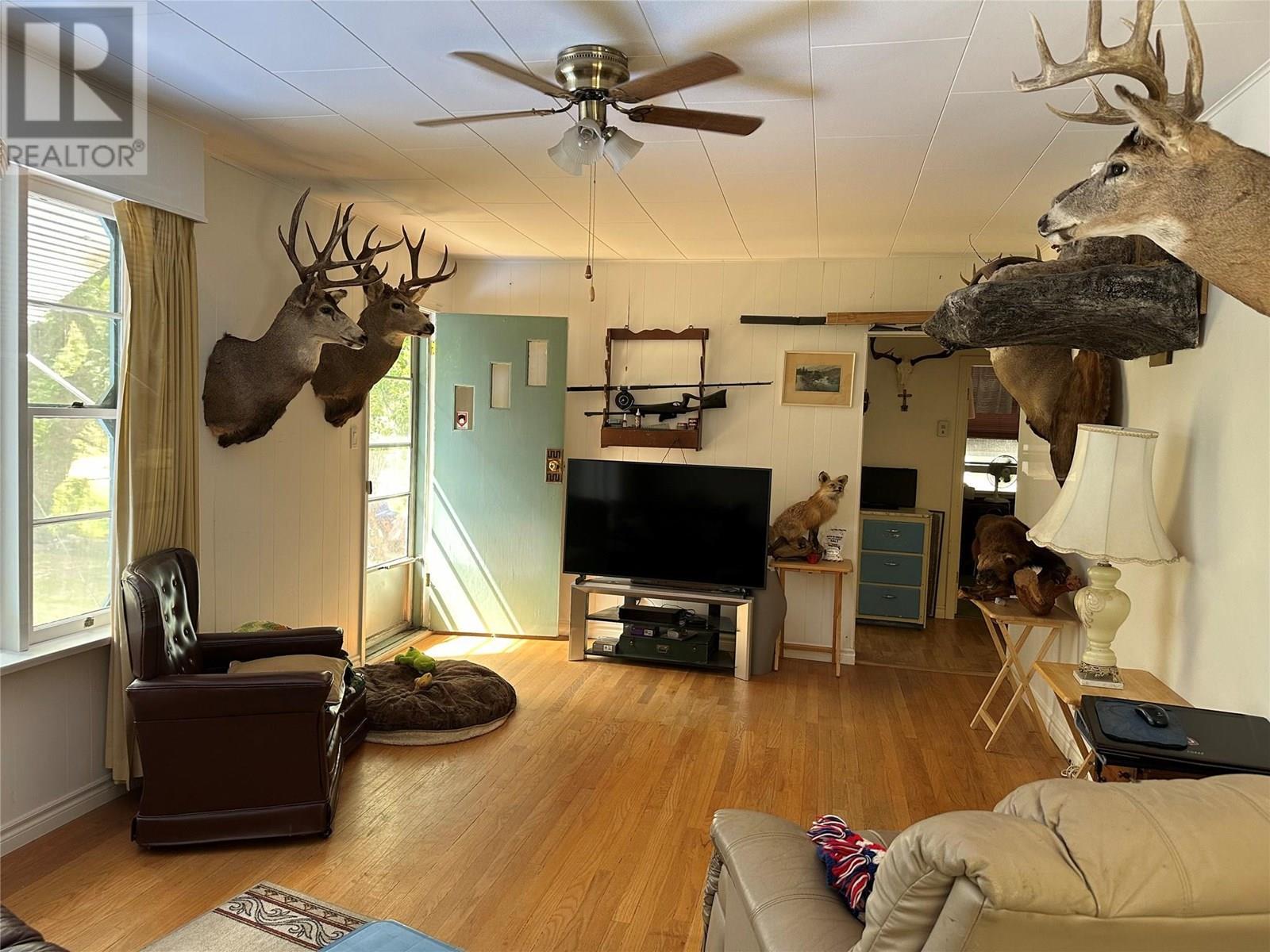 1348 Cedar Street, Okanagan Falls, BC - Indoor Photo Showing Living Room