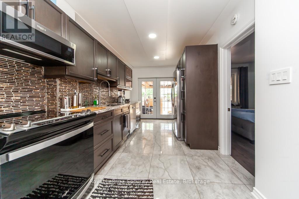 44 Woodgate Drive, Toronto, ON - Indoor Photo Showing Kitchen With Upgraded Kitchen