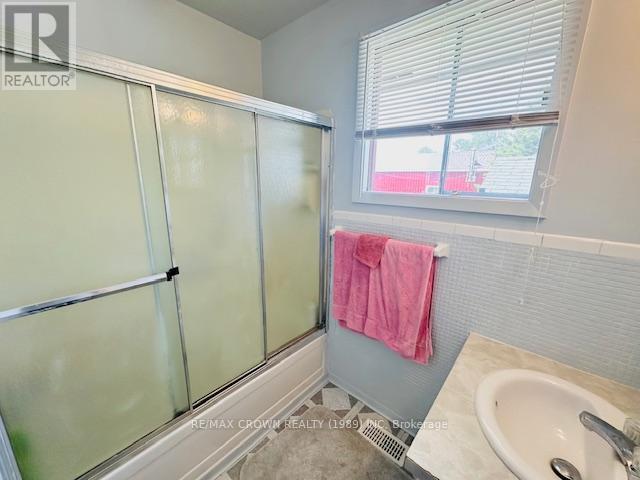 12 Winnipeg Street, Kapuskasing, ON - Indoor Photo Showing Bathroom