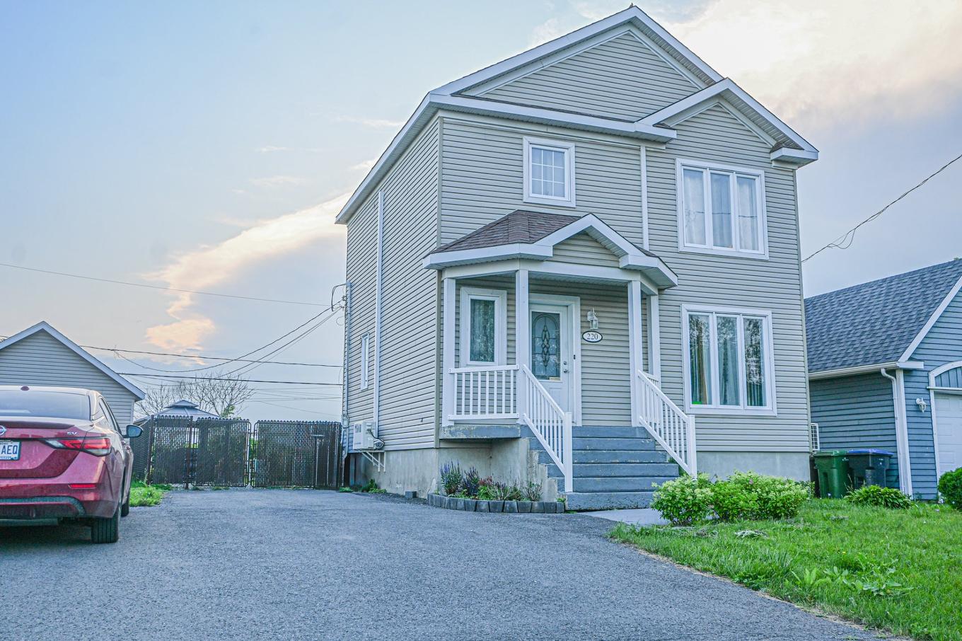 Façade - 220 Carré Chopin, Saint-Jean-Sur-Richelieu, QC