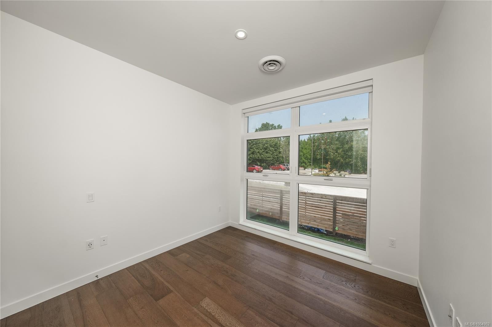 108-9570 Fifth St, Sidney, BC - Indoor Photo Showing Other Room