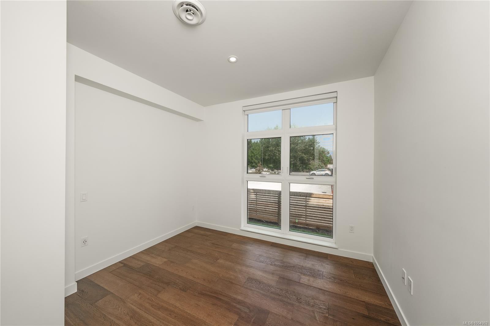 108-9570 Fifth St, Sidney, BC - Indoor Photo Showing Other Room