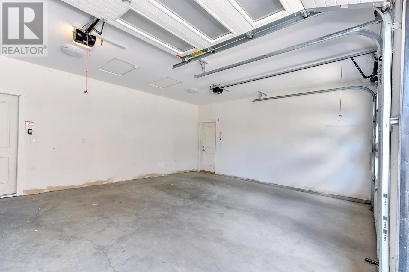 722 Coopland Crescent Unit# 2, Kelowna, BC - Indoor Photo Showing Garage