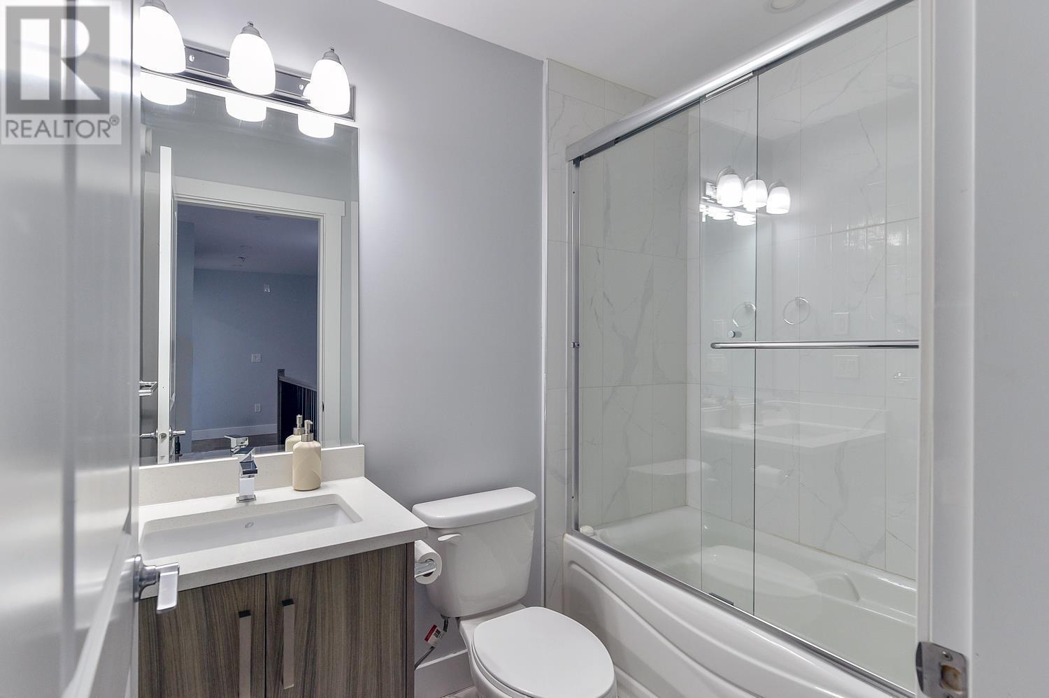 722 Coopland Crescent Unit# 2, Kelowna, BC - Indoor Photo Showing Bathroom