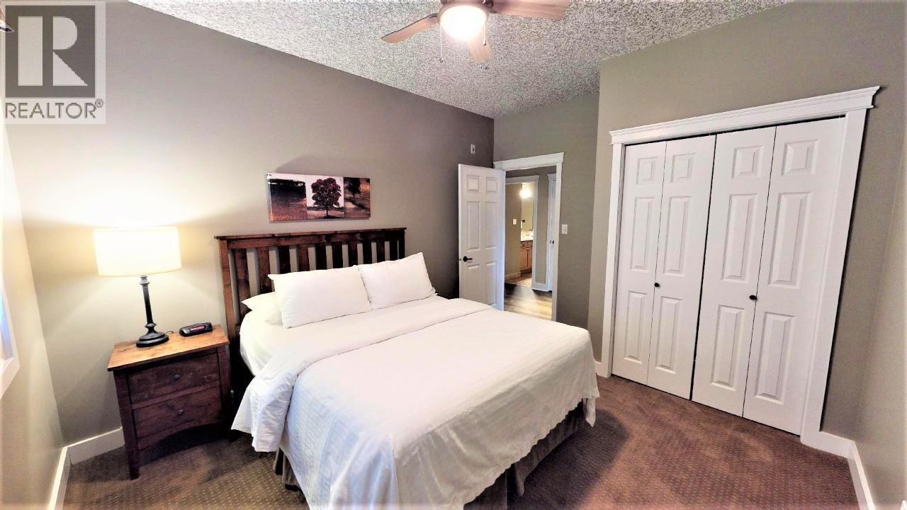 400 Bighorn Boulevard Unit# 416 F, Radium Hot Springs, BC - Indoor Photo Showing Bedroom