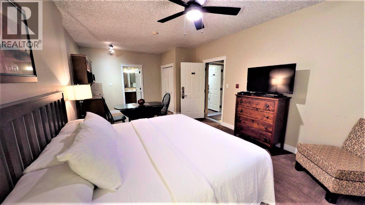 400 Bighorn Boulevard Unit# 416 F, Radium Hot Springs, BC - Indoor Photo Showing Bedroom
