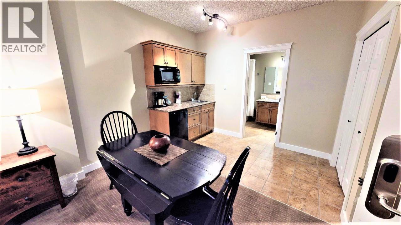 400 Bighorn Boulevard Unit# 416 F, Radium Hot Springs, BC - Indoor Photo Showing Dining Room