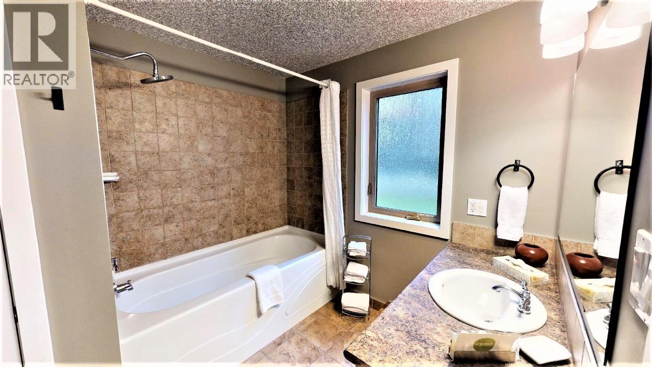 400 Bighorn Boulevard Unit# 416 F, Radium Hot Springs, BC - Indoor Photo Showing Bathroom