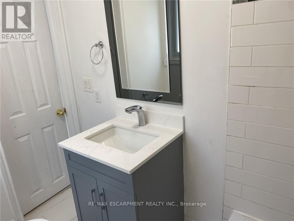 1164 Cannon Street E, Hamilton, ON - Indoor Photo Showing Bathroom