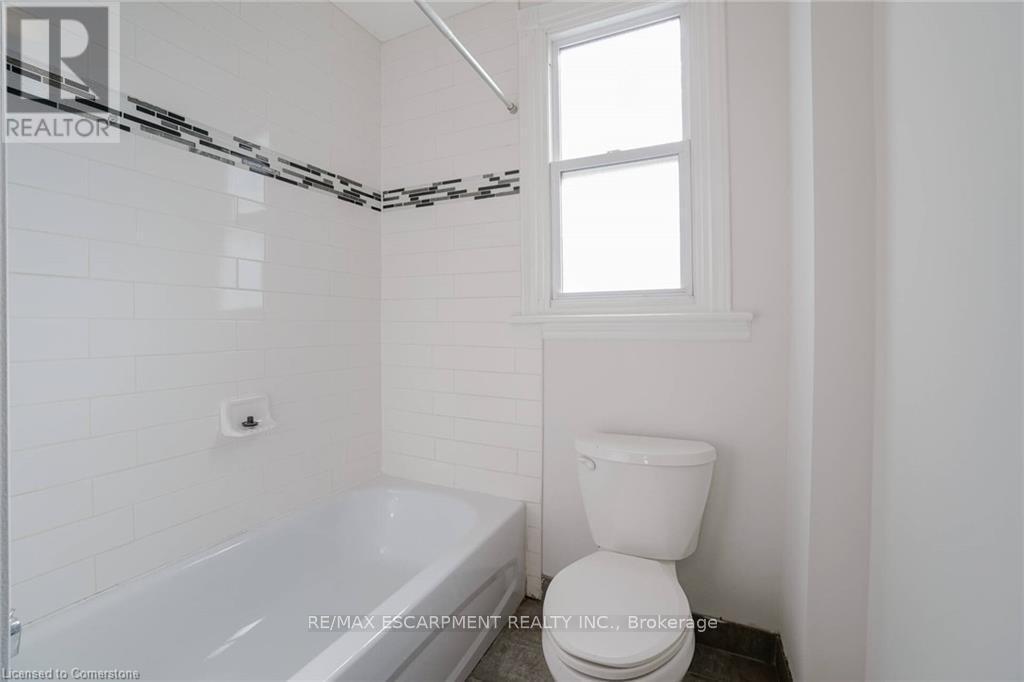 1164 Cannon Street E, Hamilton, ON - Indoor Photo Showing Bathroom