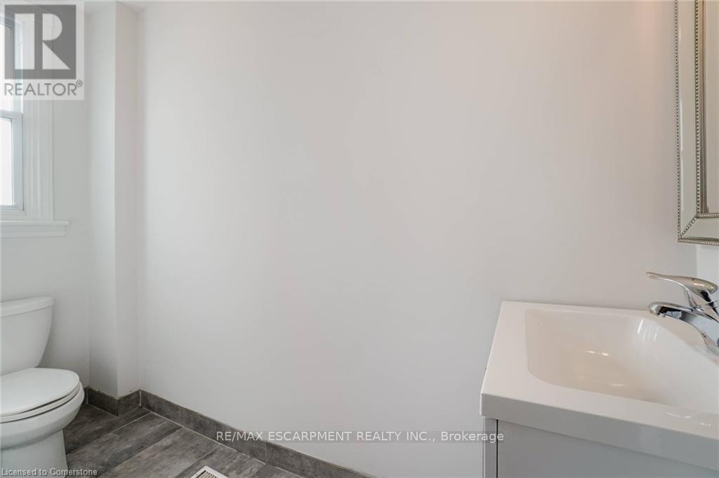 1164 Cannon Street E, Hamilton, ON - Indoor Photo Showing Bathroom
