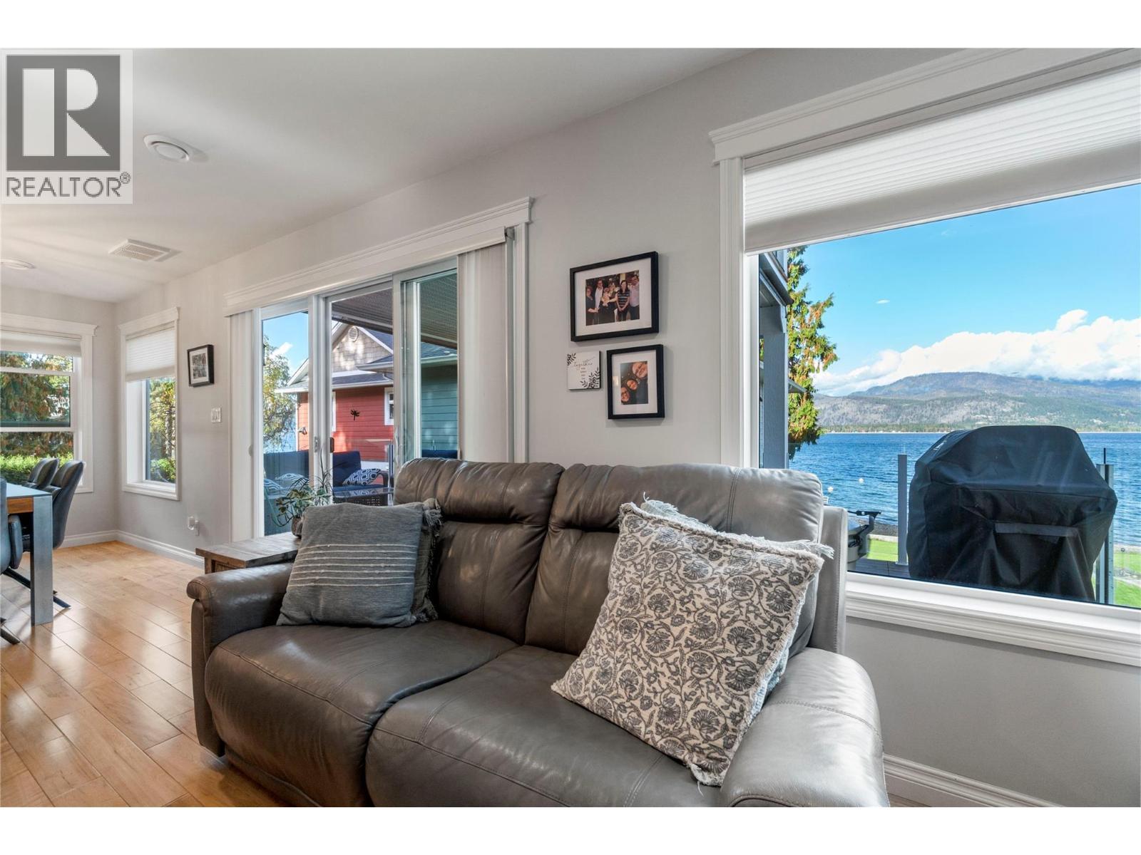 1541 Blind Bay Road Unit# 1, Sorrento, BC - Indoor Photo Showing Living Room