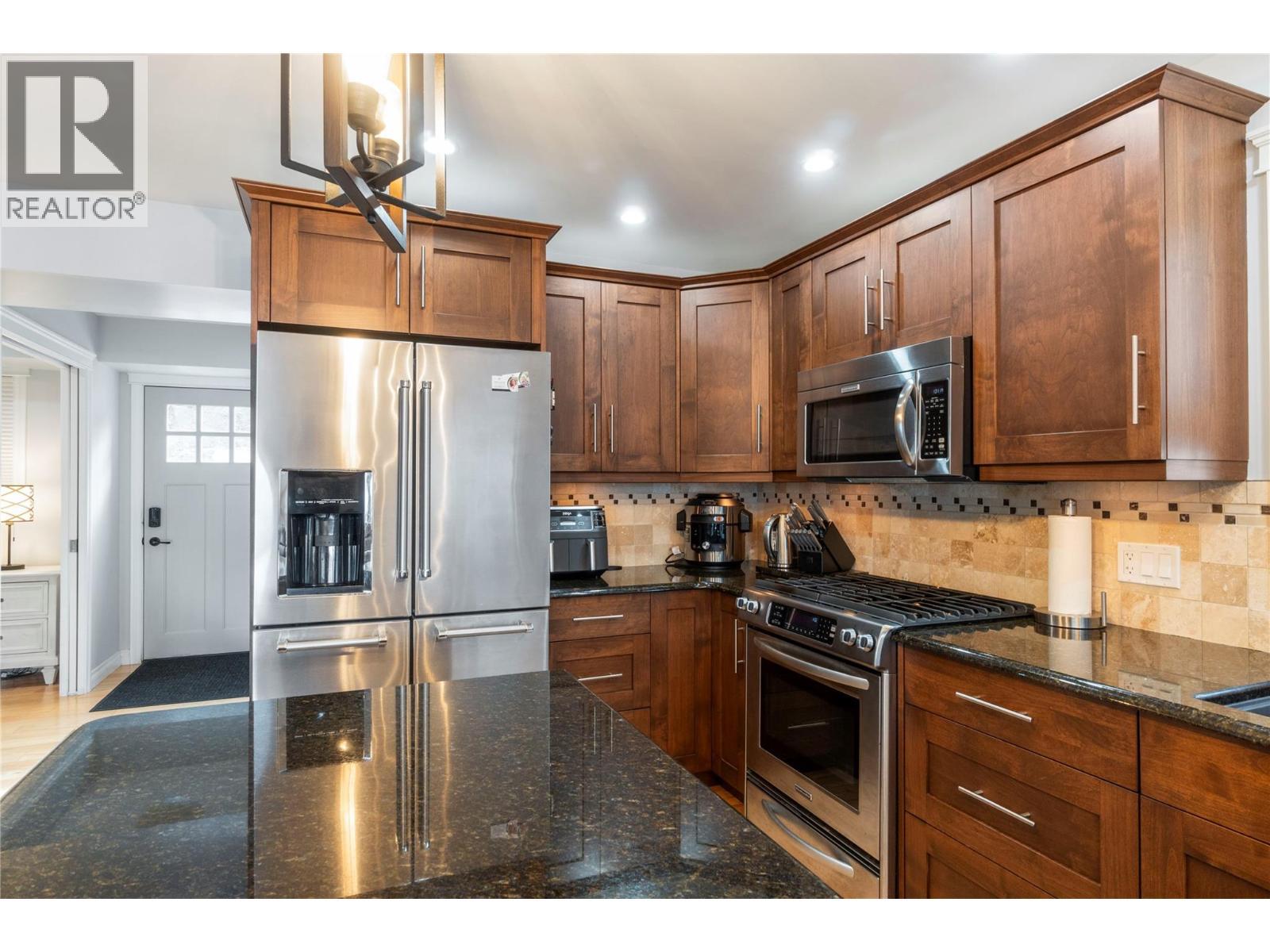 1541 Blind Bay Road Unit# 1, Sorrento, BC - Indoor Photo Showing Kitchen