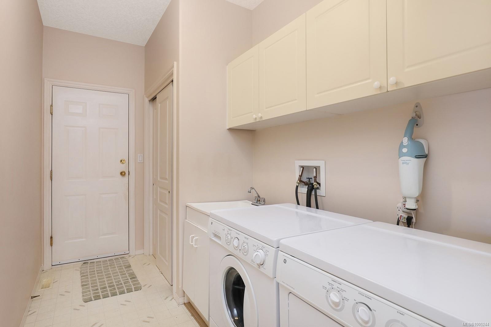 1437 Valley View Dr, Courtenay, BC