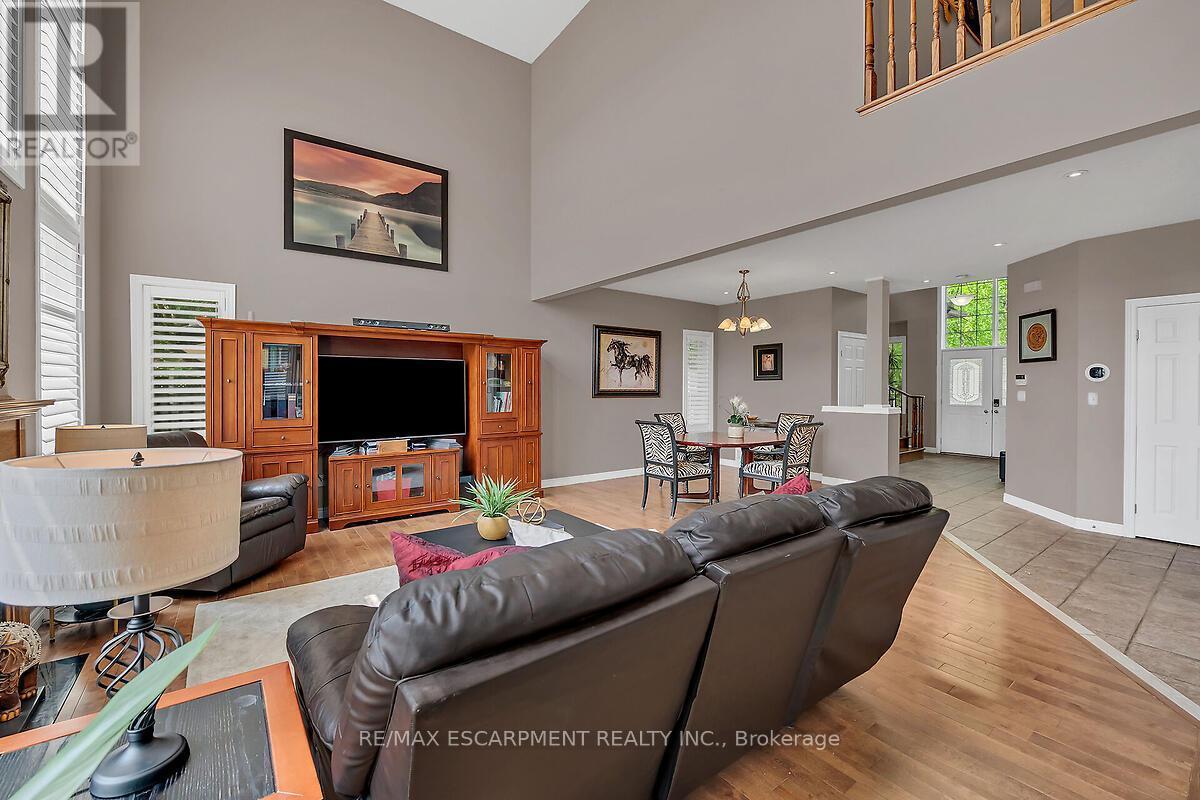 4 Moonstone Court, Hamilton, ON - Indoor Photo Showing Living Room