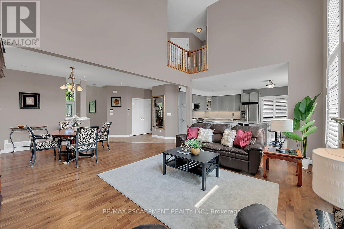 4 Moonstone Court, Hamilton, ON - Indoor Photo Showing Living Room
