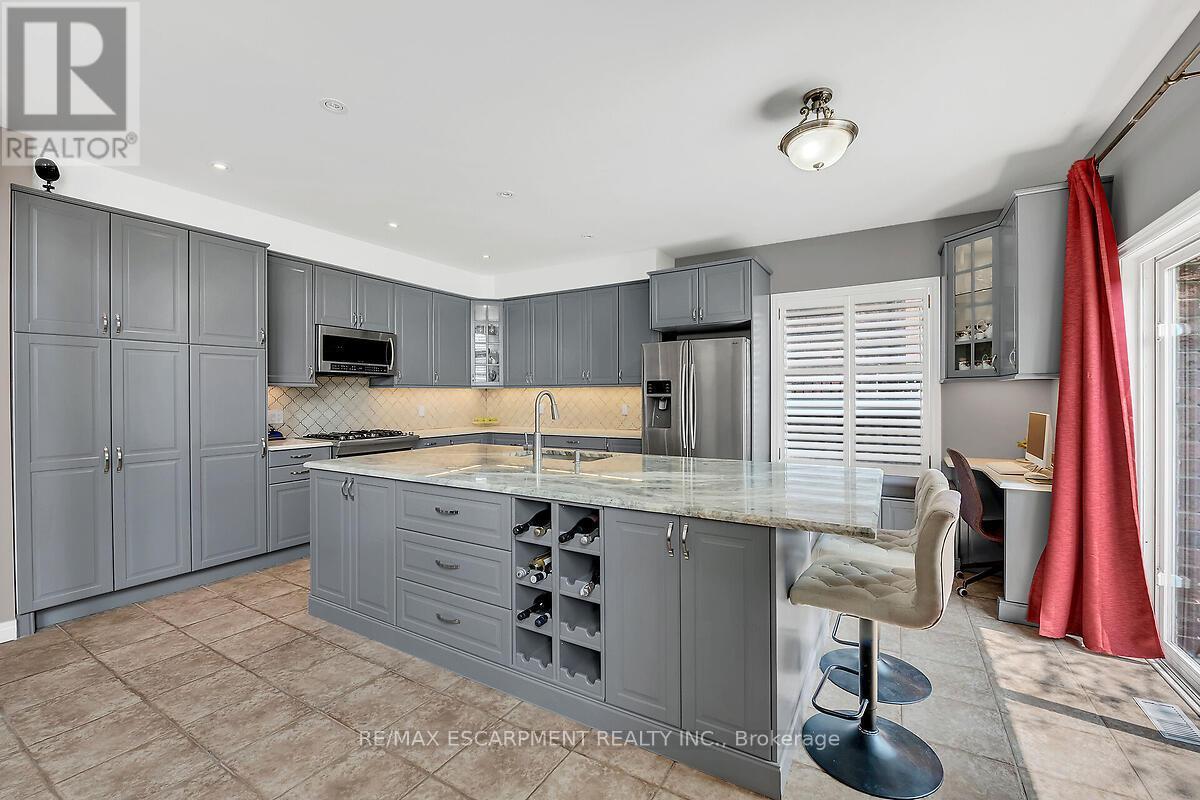 4 Moonstone Court, Hamilton, ON - Indoor Photo Showing Kitchen With Upgraded Kitchen