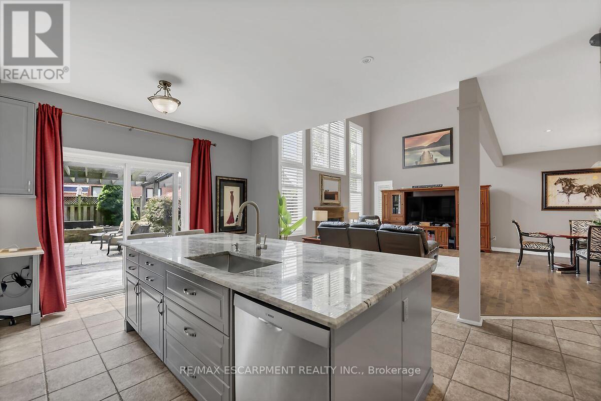 4 Moonstone Court, Hamilton, ON - Indoor Photo Showing Kitchen