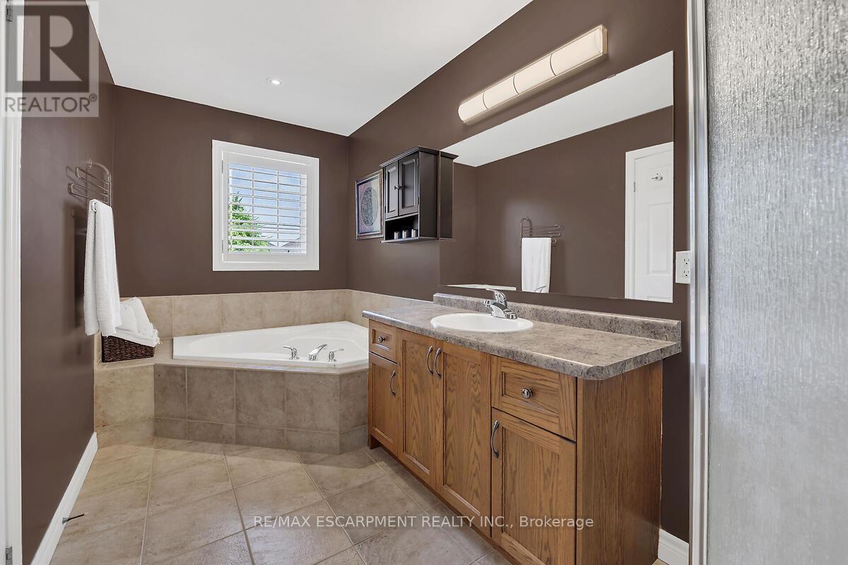4 Moonstone Court, Hamilton, ON - Indoor Photo Showing Bathroom
