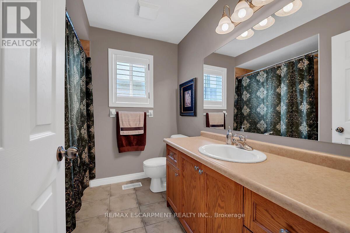 4 Moonstone Court, Hamilton, ON - Indoor Photo Showing Bathroom
