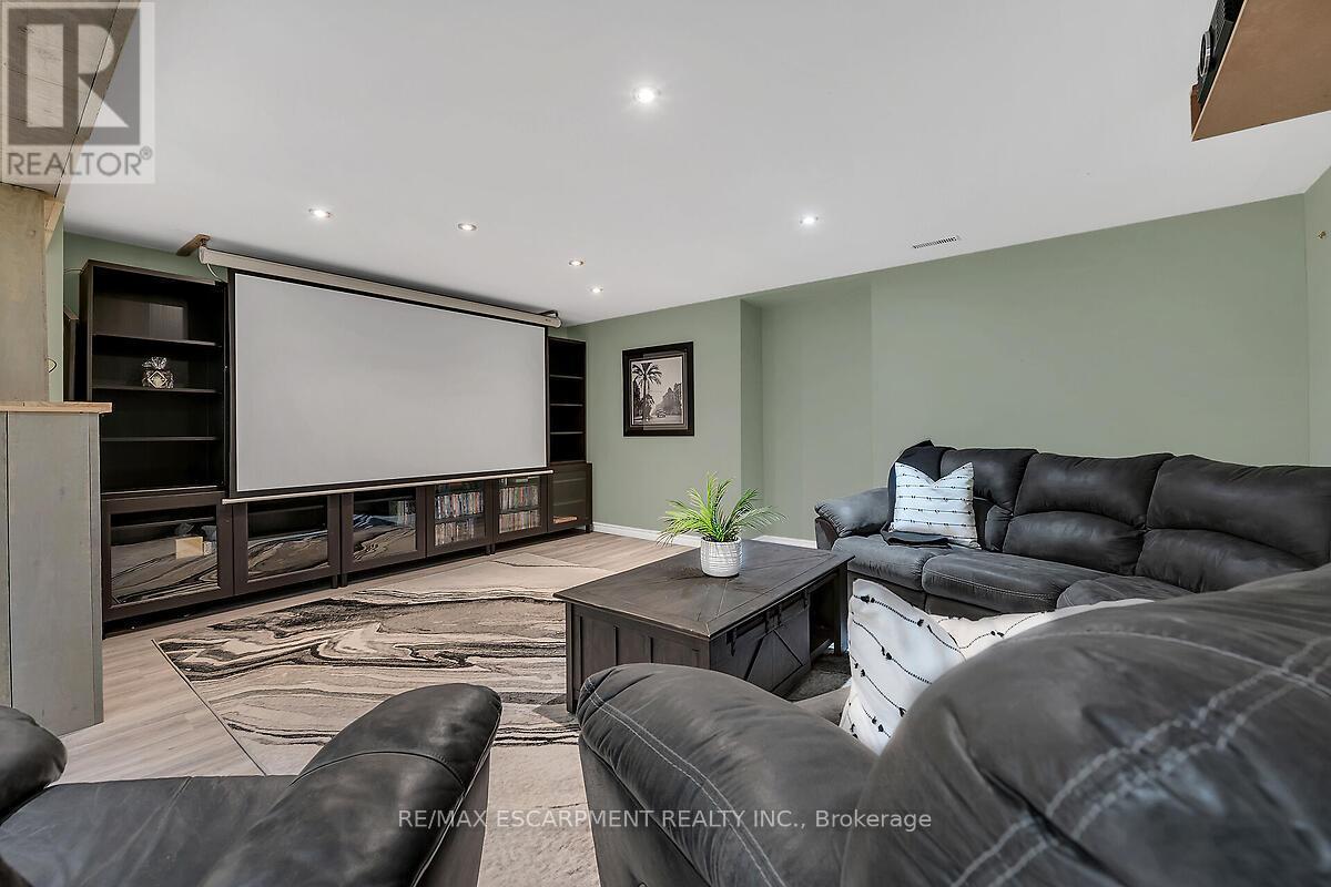 4 Moonstone Court, Hamilton, ON - Indoor Photo Showing Living Room