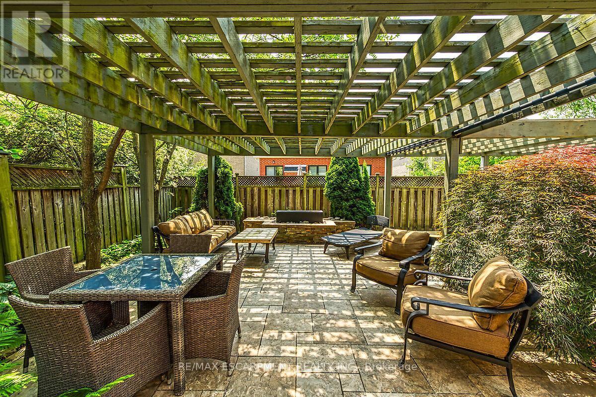 4 Moonstone Court, Hamilton, ON - Outdoor