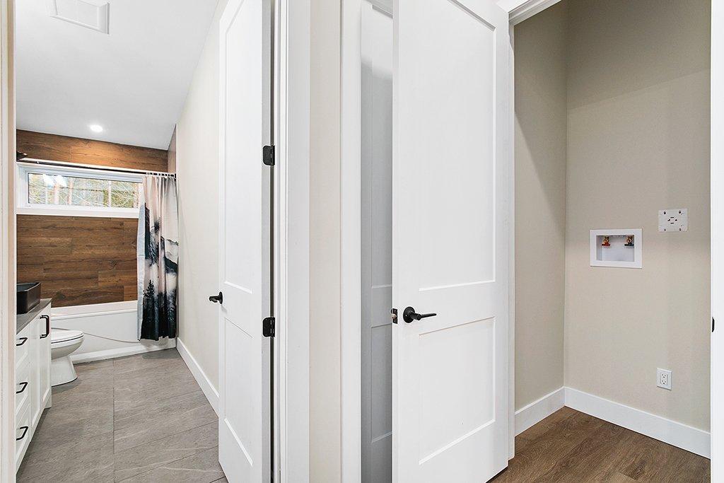 Salle de lavage - 24 Rue Second, Otter Lake, QC - Indoor Photo Showing Other Room