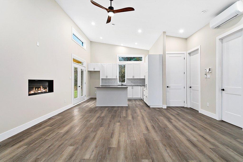 Vue d'ensemble - 24 Rue Second, Otter Lake, QC - Indoor With Fireplace