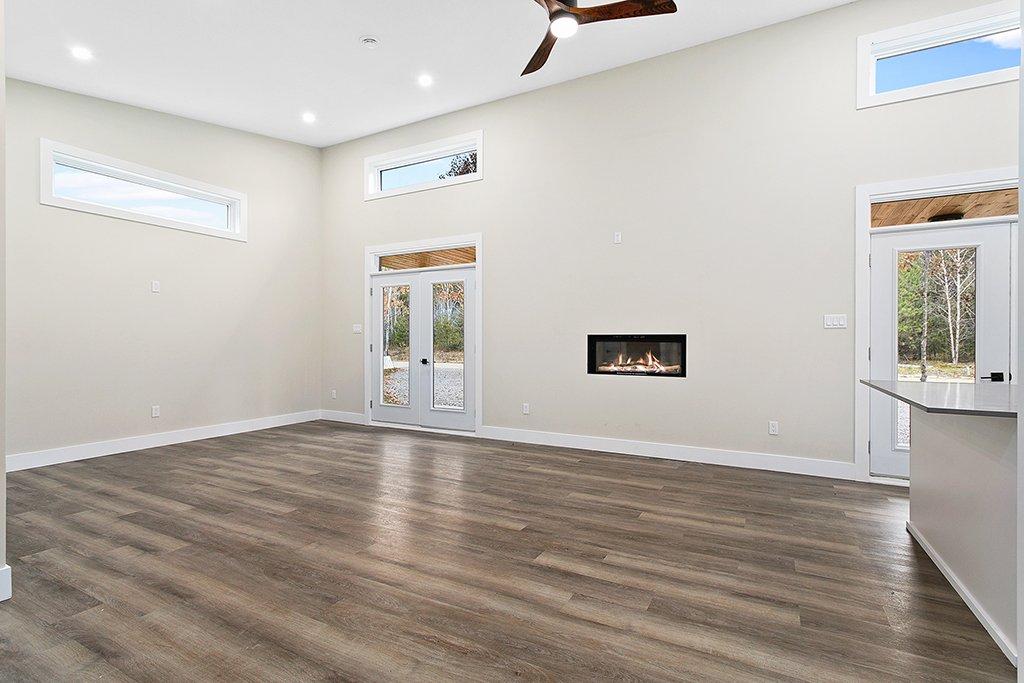 Salon - 24 Rue Second, Otter Lake, QC - Indoor With Fireplace