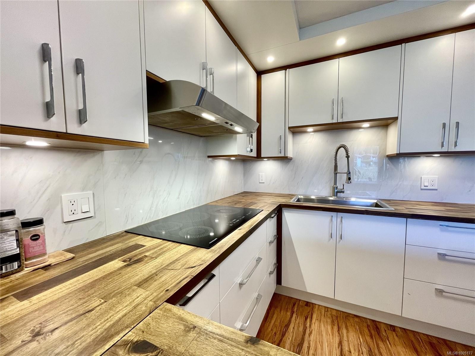 106-1991 Kaltasin Rd, Sooke, BC - Indoor Photo Showing Kitchen