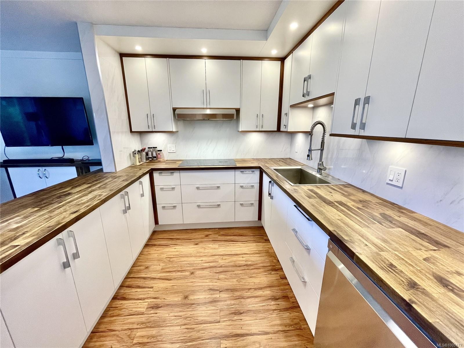 106-1991 Kaltasin Rd, Sooke, BC - Indoor Photo Showing Kitchen