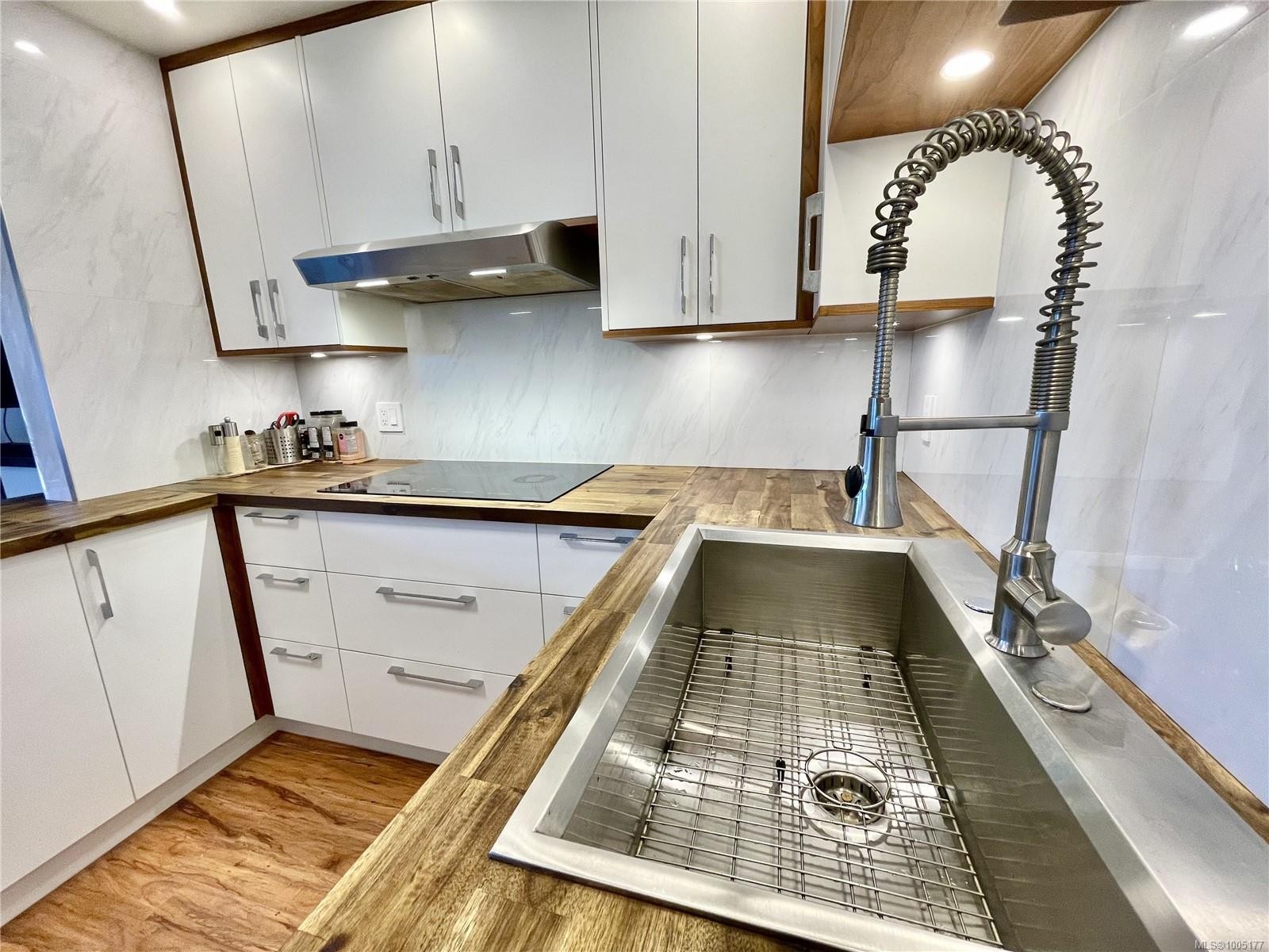 106-1991 Kaltasin Rd, Sooke, BC - Indoor Photo Showing Kitchen With Upgraded Kitchen