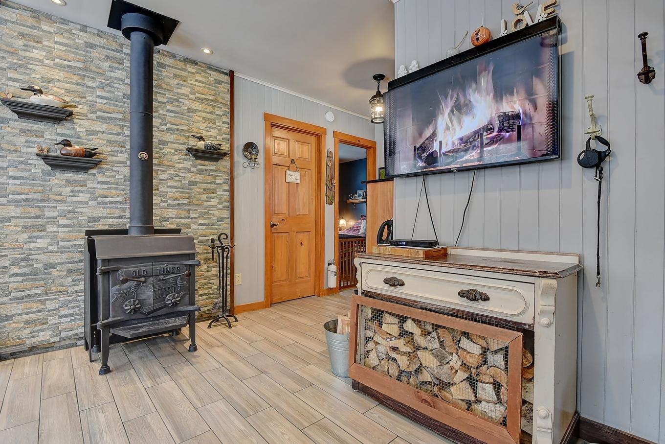 Living room - 40 Ch. Des Érables, Saint-Michel-Des-Saints, QC - Indoor With Fireplace