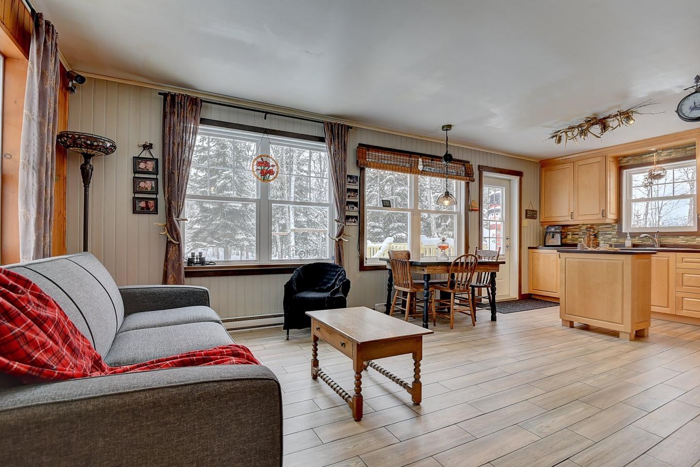 Living room - 40 Ch. Des Érables, Saint-Michel-Des-Saints, QC - Indoor Photo Showing Living Room