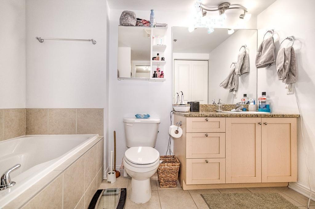 Salle de bains attenante à la CCP - 1106-1280 Rue St-Jacques, Montréal (Ville-Marie), QC - Indoor Photo Showing Bathroom