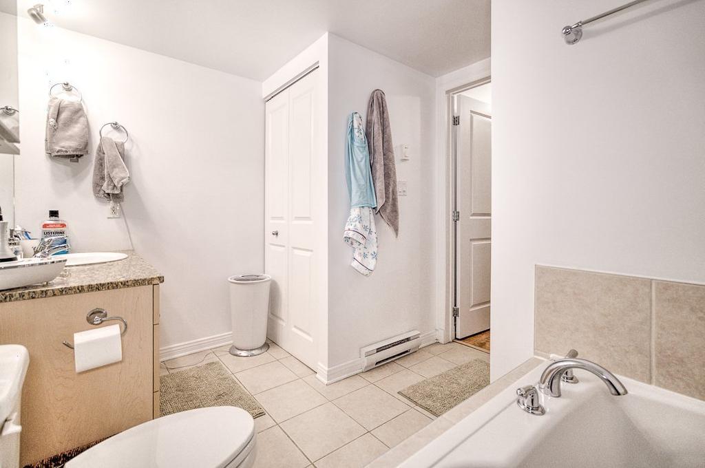 Salle de bains attenante à la CCP - 1106-1280 Rue St-Jacques, Montréal (Ville-Marie), QC - Indoor Photo Showing Bathroom