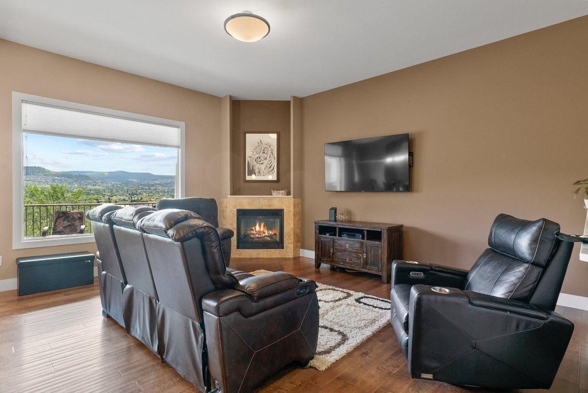 21-2421 Glacier Court, Kelowna, BC - Indoor Photo Showing Living Room With Fireplace