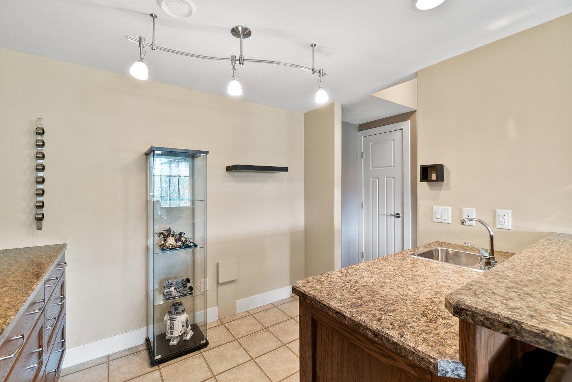 21-2421 Glacier Court, Kelowna, BC - Indoor Photo Showing Kitchen