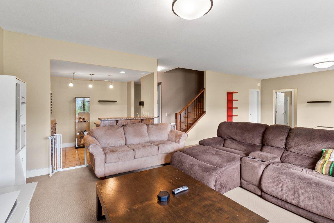 21-2421 Glacier Court, Kelowna, BC - Indoor Photo Showing Living Room