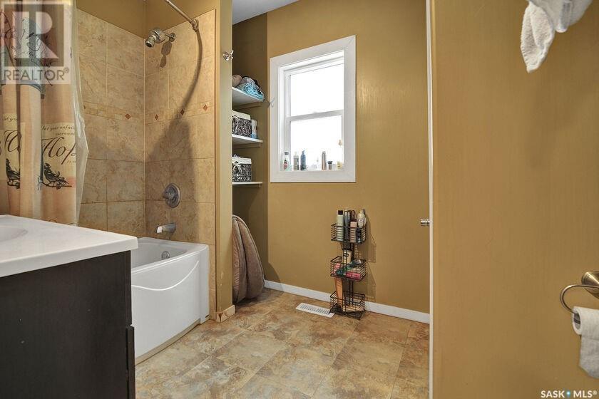2258 Osler Street, Regina, SK - Indoor Photo Showing Bathroom