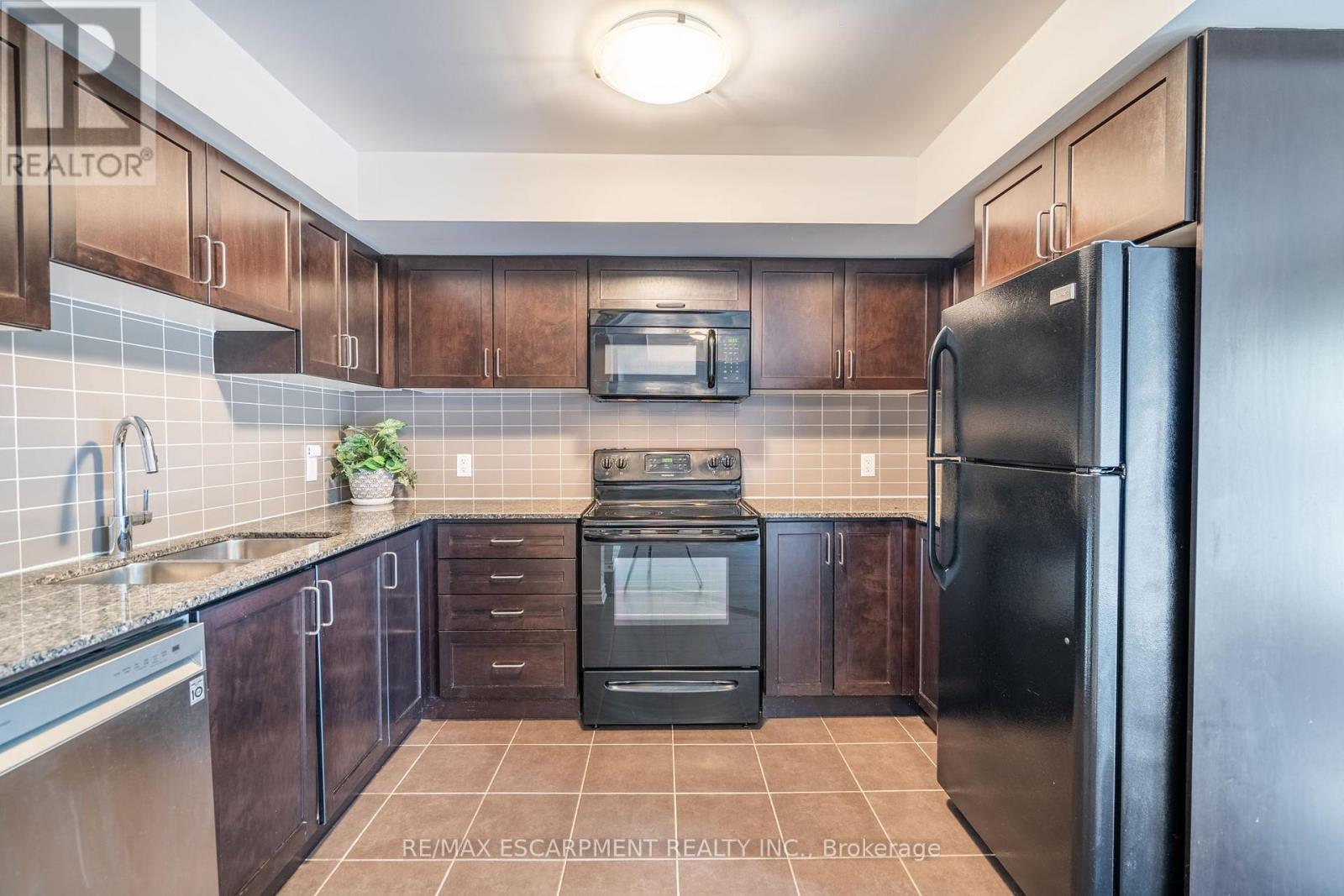 59 - 2441 Greenwich Drive, Oakville, ON - Indoor Photo Showing Kitchen With Double Sink