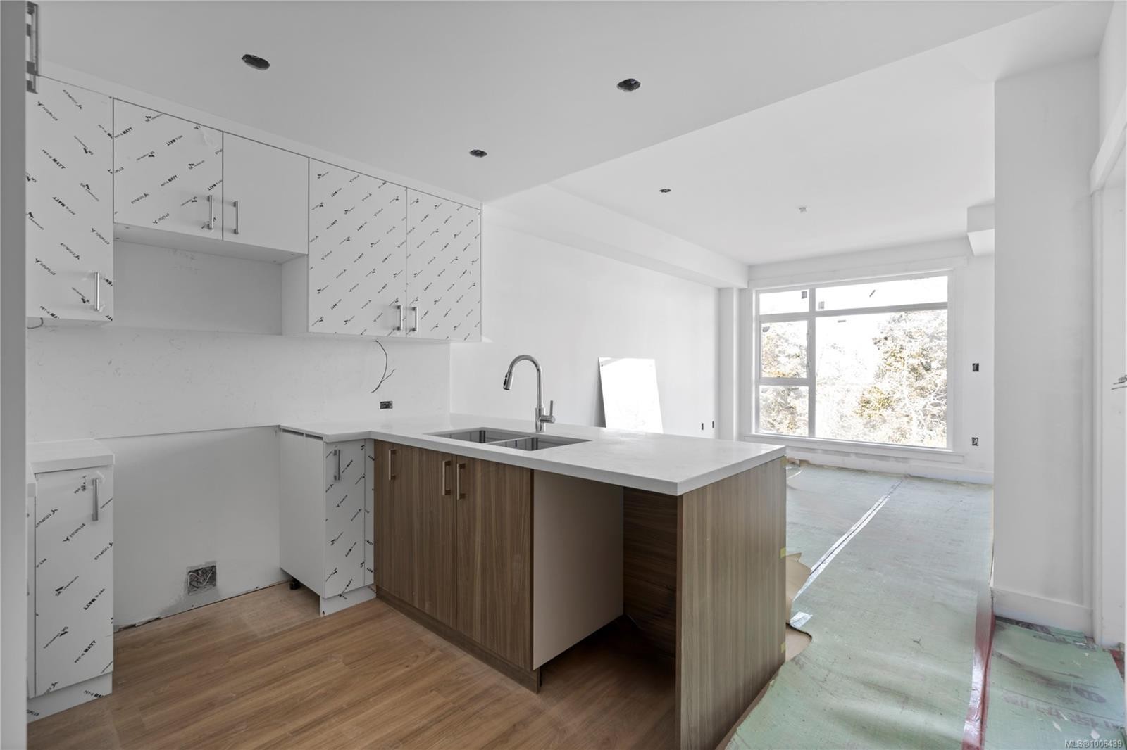 302-6320 Sentinal Dr, Nanaimo, BC - Indoor Photo Showing Kitchen With Double Sink