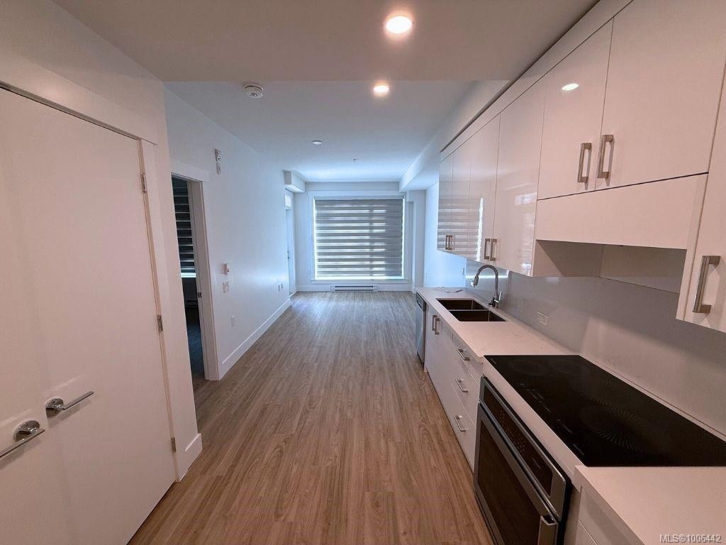 402-6320 Sentinal Dr, Nanaimo, BC - Indoor Photo Showing Kitchen With Double Sink