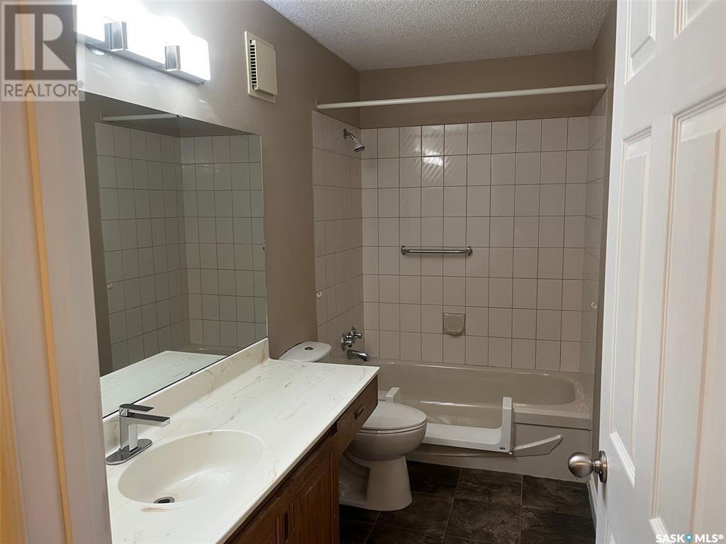 304 408 Heritage Drive, Estevan, SK - Indoor Photo Showing Bathroom
