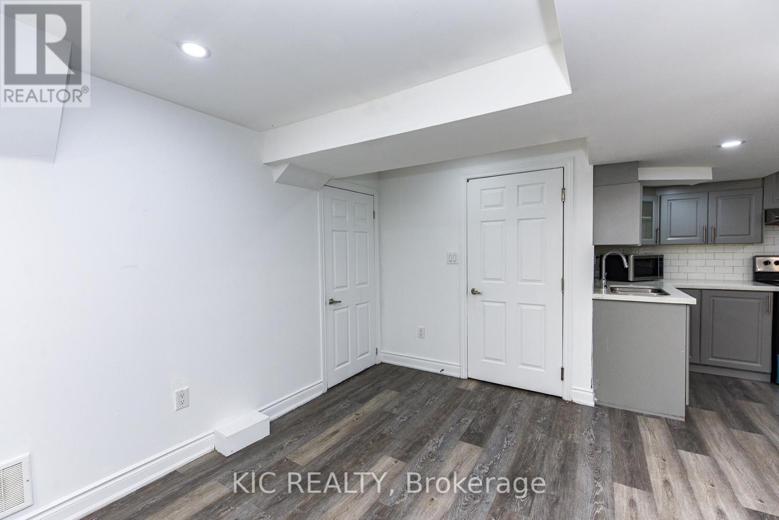 14 Paramount Place, Brampton, ON - Indoor Photo Showing Kitchen