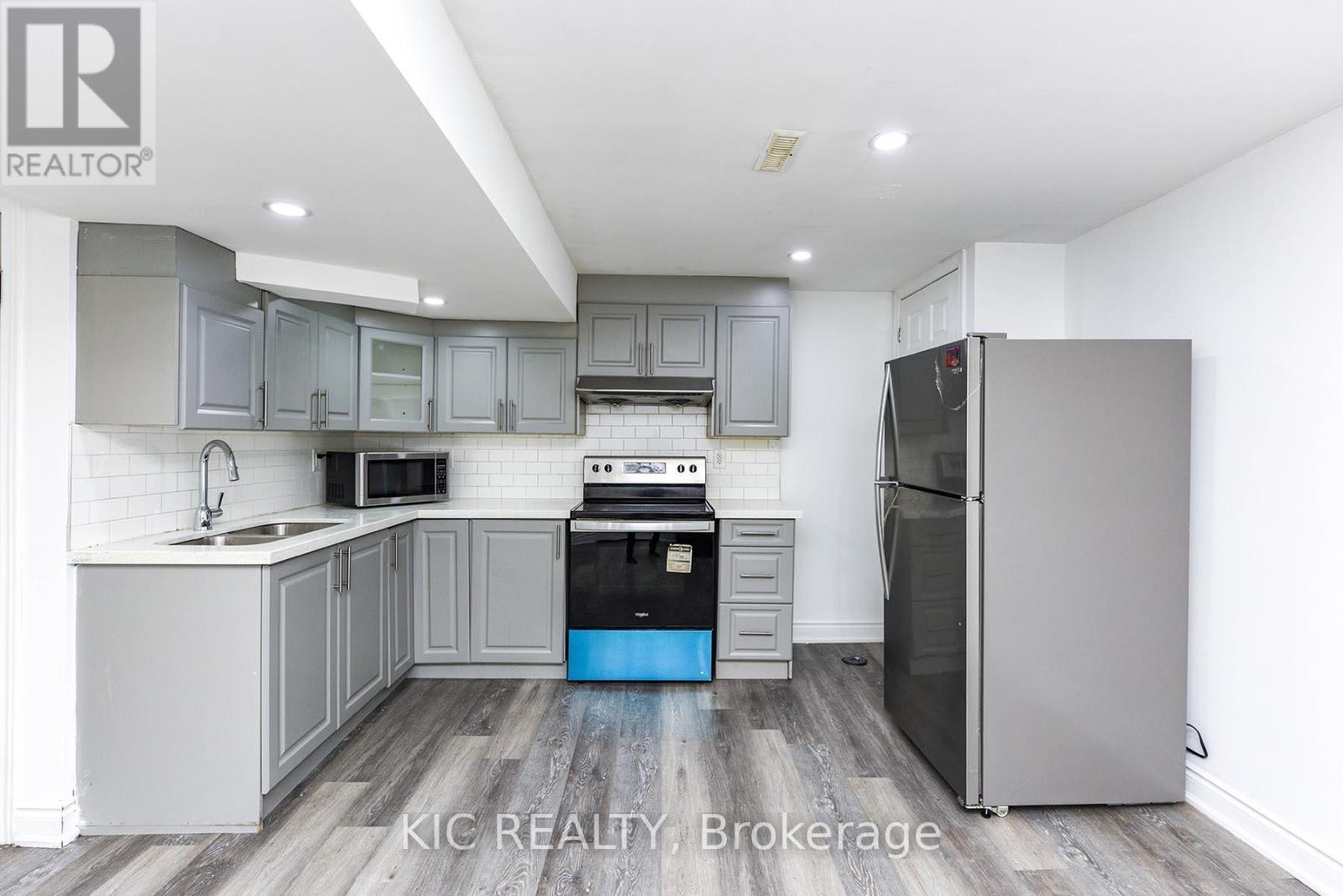 14 Paramount Place, Brampton, ON - Indoor Photo Showing Kitchen With Double Sink